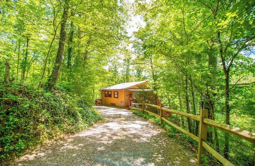Almond Cottage | Mountain Views Hot Tub Family Cabin