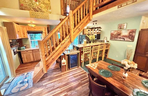 Eureka Springs Cabin | Mountain Views ,Sunsets, Jacuzzi spa , Kayak to waterfalls,5 mins to Beaver lake