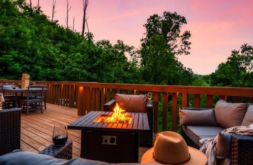 Chalet Village North Ski Chalet | Mountainside - New Luxury Cabin-Fire Table-Hot Tub-3 Pools-PS5-Bears