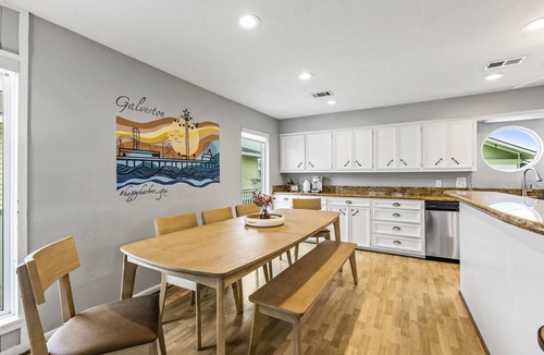 Pirates Beach House | MultiDeck VIEWS *Sleeps 14* Pool & PingPong Table *Games Galore* *Fire-Pit*