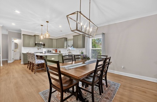Springfield Cottage | Napping Turtle a serene 4-bedroom +bonus room. with AC in charming Springfield