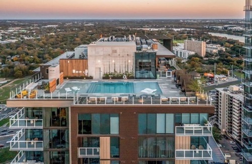 Rainey Street Historic District Condo | Natiivo Austin condo with lake-view balcony, pool & gym