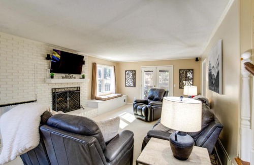 Chapin House | Near Lake Murray: Family Getaway w/Screened Porch