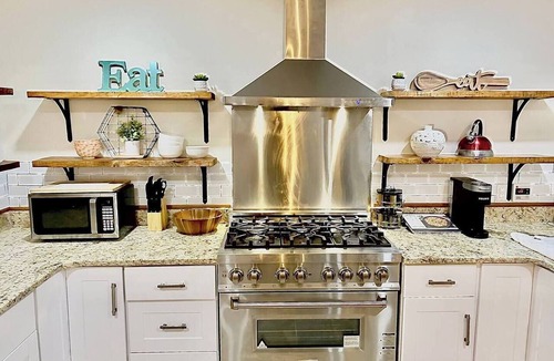 Florence House | Near McLeod & Downtown · Sleeps 6 · Free WiFi
