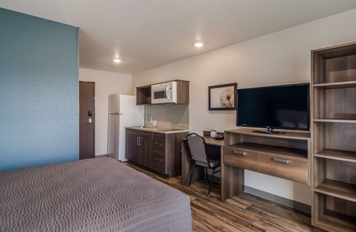 Greenville Hotel | Near Roper Mountain Science Center & Attraction! Pets Are Welcome, Free Parking!