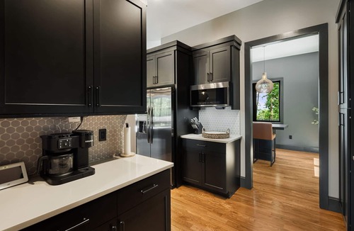 Tuxedo House | New 5-bedroom modern mountaintop home next to apple orchard near Hendersonville,