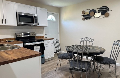 Springfield House | New & Charming 3-bedroom bungalow with WiFi and AC in Springfield Central