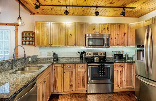 Hemphill Heights Cabin | New! Charming Mountain Retreat-Stair Lift-HotTub-Fire Pit! Sleeps 9! Near Skiing