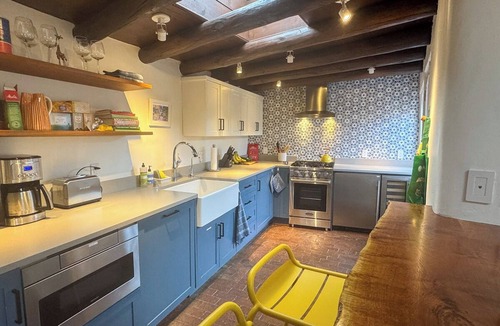 Historic Eastside House | NEW Extended Stay! Elegant Eastside Adobe Casita. Easy Walk to Plaza & Canyon Rd