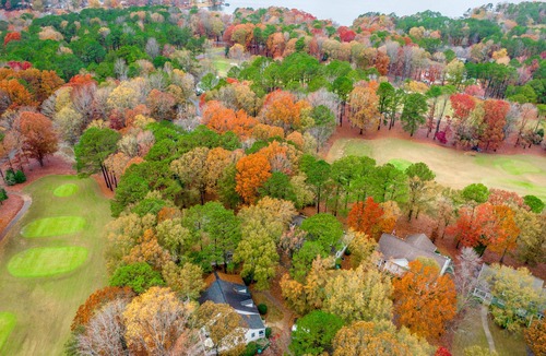 Eatonton Cottage | NEW! Golf Cottage- 5 min walk to the lake, beach area, marina and clubhouse!
