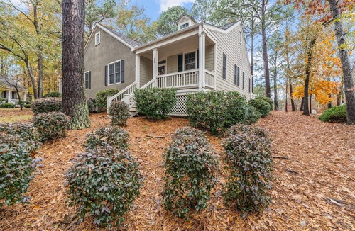 Eatonton Cottage | NEW! Golf Cottage- 5 min walk to the lake, beach area, marina and clubhouse!