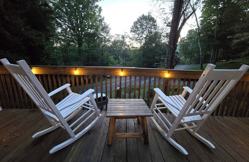 Beech Mountain Ski Chalet | New Kitchen! ‖ Hot Tub coming August 7th! ‖ 2 Mins to Slopes ‖ Paved Road Access