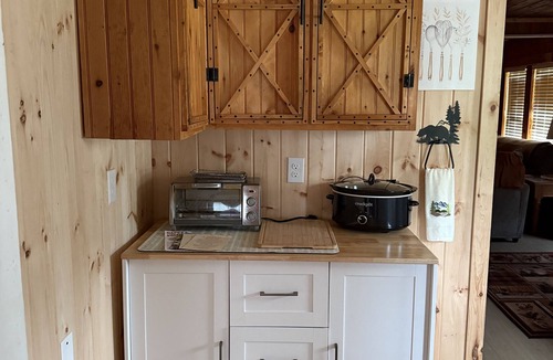 Lenoir Cabin | New listing Cozy 2/2 with distant mtn. views and only 15 min. from blowing rock.