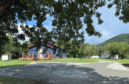 Lenoir Cabin | New listing Cozy 2/2 with distant mtn. views and only 15 min. from blowing rock.