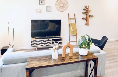 Pleasant Valley House | New modern boho cozy home, child-friendly, central AC, fast internet