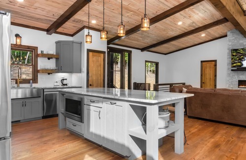Williamstown Cabin | New Rustic-Modern Retreat! Hot Tub, Fireplaces & Expansive Deck, Game Room