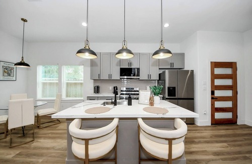 Riverside Terrace House | NEW! The Brandõn: ★ Sleeps 8 ★ Garage ★ Near Medical Center & NRG