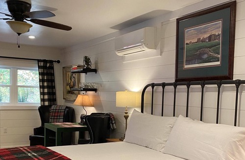 Mirror Lake House | New to VRBO! Romantic suite, Kitchenette, Dog friendly,Fire table,Fiber Optic WI-FI