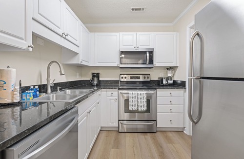 Vaught Condo | Newly Renovated Sunny Condo w/Pool, Gym & Free Parking
