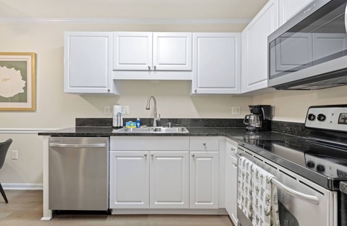 Vaught Condo | Newly Renovated Sunny Condo w/Pool, Gym & Free Parking