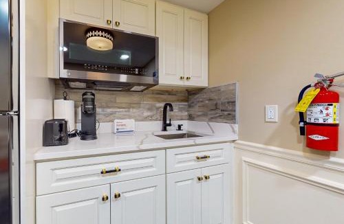 Holyoke Apartment | Nurse-Ready Studio Retreat! 2 Mi to Dtwn Holyoke