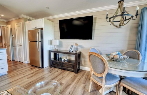 Folly Field Condo | Oceanfront Designer! KING BED w/2 65"TVs BAR GYM FREE TENNIS & PICKLEBALL