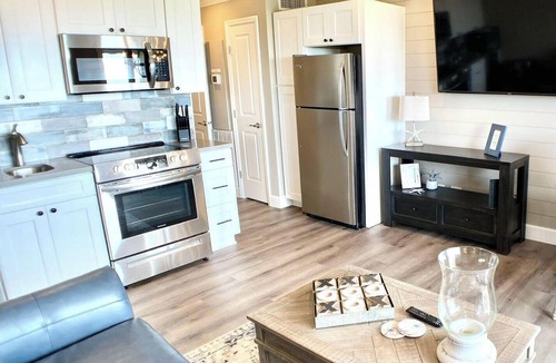 Folly Field Condo | Oceanfront Designer! KING BED w/2 65"TVs BAR GYM FREE TENNIS & PICKLEBALL