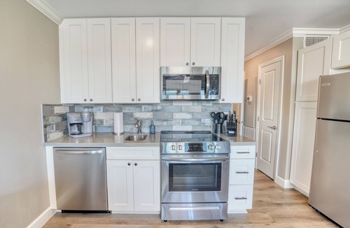 Folly Field Condo | Oceanfront Designer! KING BED w/2 65"TVs BAR GYM FREE TENNIS & PICKLEBALL