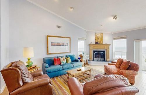 Harbor House | Oceanfront home with outdoor dining WIFI fireplace gas grill washer & dryer