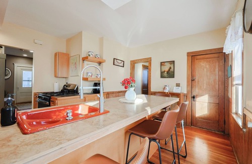 Brookline Apartment | Old Brookline Charm 5 minLongwood In-Unit Laundry