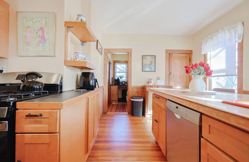 Brookline Apartment | Old Brookline Charm 5 minLongwood In-Unit Laundry