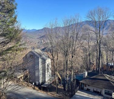 Chalet Village House | ONE Beary Good View 3BR-2BA in Gatlinburg Sleeps 9
