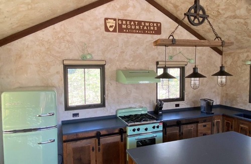 Waynesville Cabin | One-of-a-Kind Rustic Mountain Studio-Private Quiet