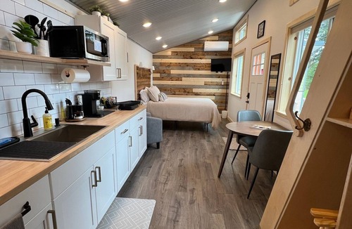 Bear Creek Cabin | Orange Poppy, Modern Tiny House in Seward - 8 Min to Harbor & Tours