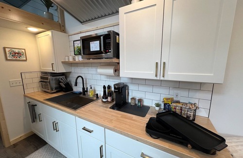 Bear Creek Cabin | Orange Poppy, Modern Tiny House in Seward - 8 Min to Harbor & Tours