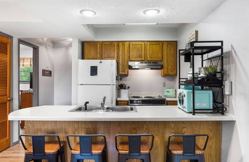 Notch Estates Condo | Ozark Fun - Cozy 2-bedroom 1 mile from SDC - Rest and Relax!