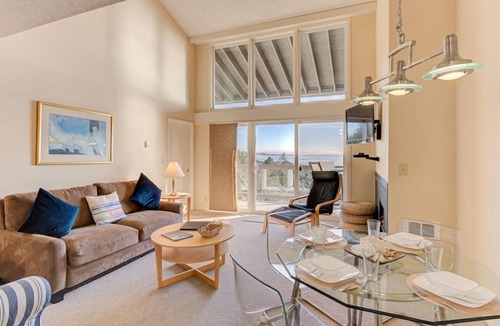 Otter Rock Apartment | Panoramic Loft with King Bed & Full Kitchen
