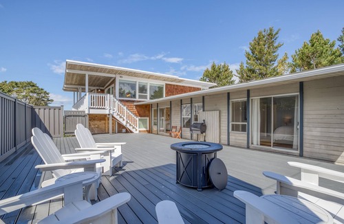Gearhart House | Panoramic Ocean Views, Private Patio w/Fire Table, TV Room, Modern Updates.