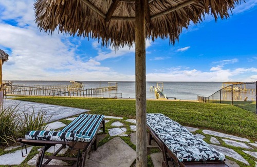 Bacliff House | Paradise Home Spacious 5-bedroom house sleeping 14,Heated pool in lovely Bacliff