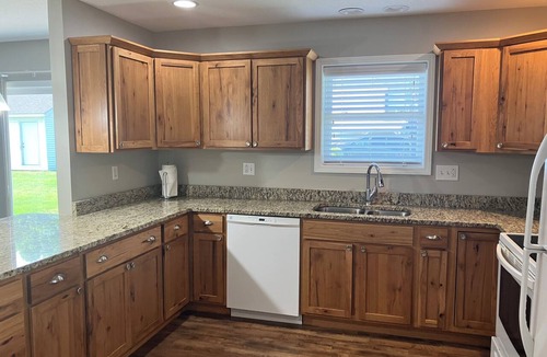 Hamilton House | Peaceful 3 bedroom handicapped accessible house with AC in charming Hamilton.