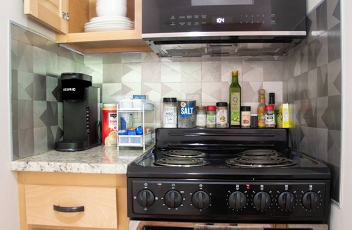 Center Apartment | Peaceful pet friendly 1-bedroom with in unit laundry in enjoyable Manchester