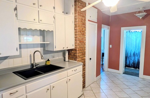 Blue Springs House | Peaceful Stay - Hot Tub & Gorgeous Fenced Backyard