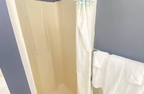 Bay Village Apartment | Perfect For Solo Travelers Or Friends!