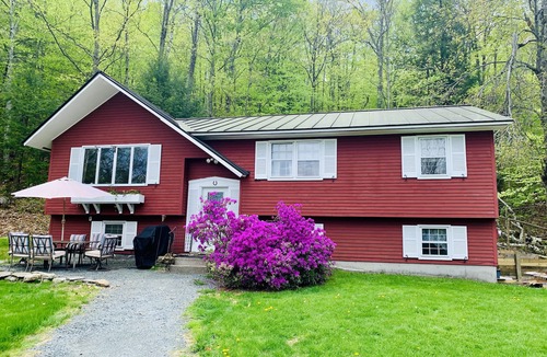 Guild House | Perfect Lake or Mountain Getaway Less Than 5 Minutes Away