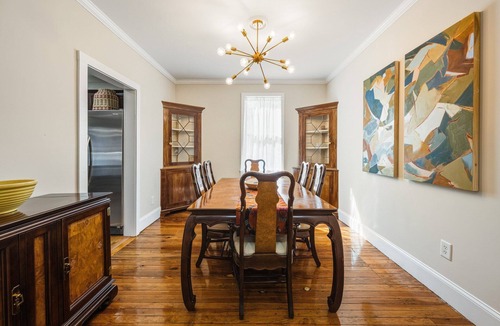Georgetown House | Pet-friendly 105 year old home in historic Downtown Georgetown. Oak-lined streets.