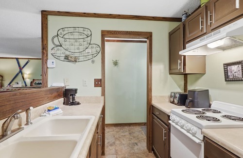 Beech Mountain Cabin | Pet Friendly Beech Condo w Fireplace+Walk to Lift!