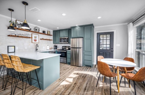 Kyle House | Pet-Friendly Cabin | Scenic River Views | Sleeps 5