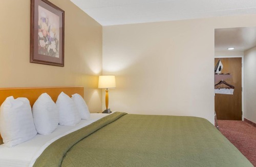 Smithfield Hotel | Pet-Friendly Deluxe King Bed Stay | 15 Mins to Providence | Free Parking & Bfast