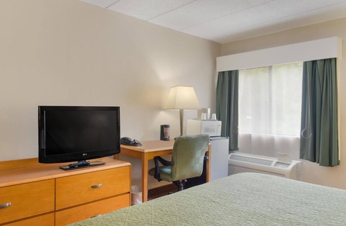 Smithfield Hotel | Pet-Friendly Deluxe King Bed Stay | 15 Mins to Providence | Free Parking & Bfast