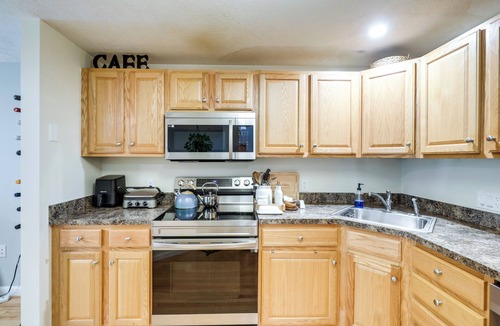 Leominster House | Pet-Friendly Fitchburg Townhome Near Wachusett Mtn